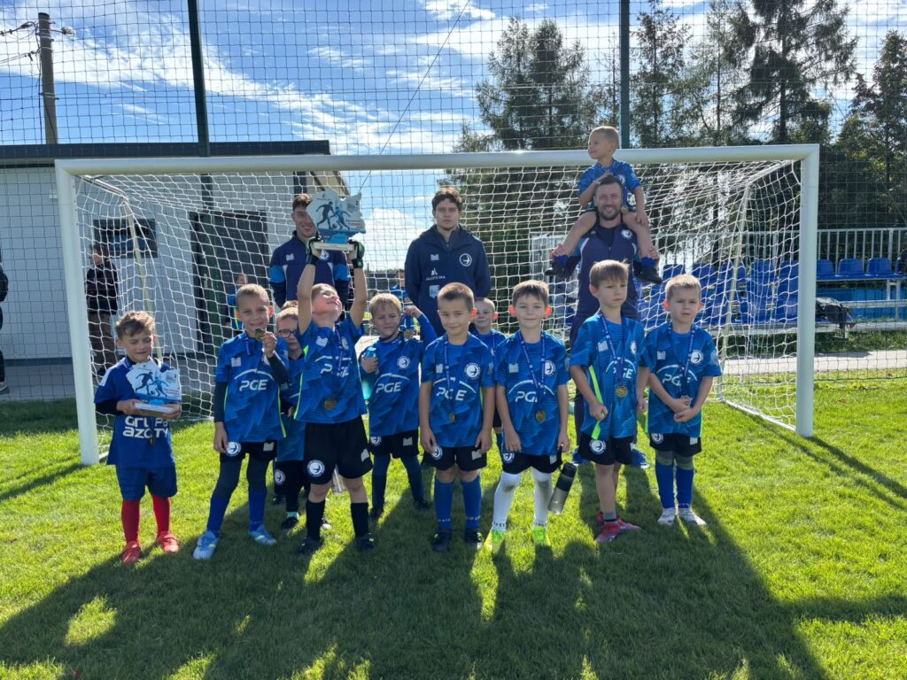 Drużyny U6 i U7 Akademii Unia Tarnów po turnieju w Jerzmanowicach
