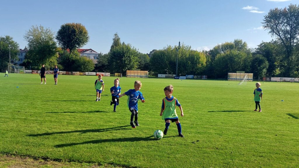 Skrzaty Akademii Unii Tarnów grają w piłkę podczas meczu szkoleniowego z Polanem Żabno