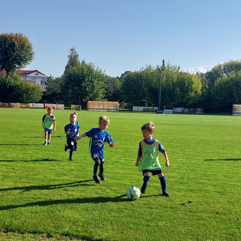 Skrzaty Akademii Unii Tarnów grają w piłkę podczas meczu szkoleniowego z Polanem Żabno