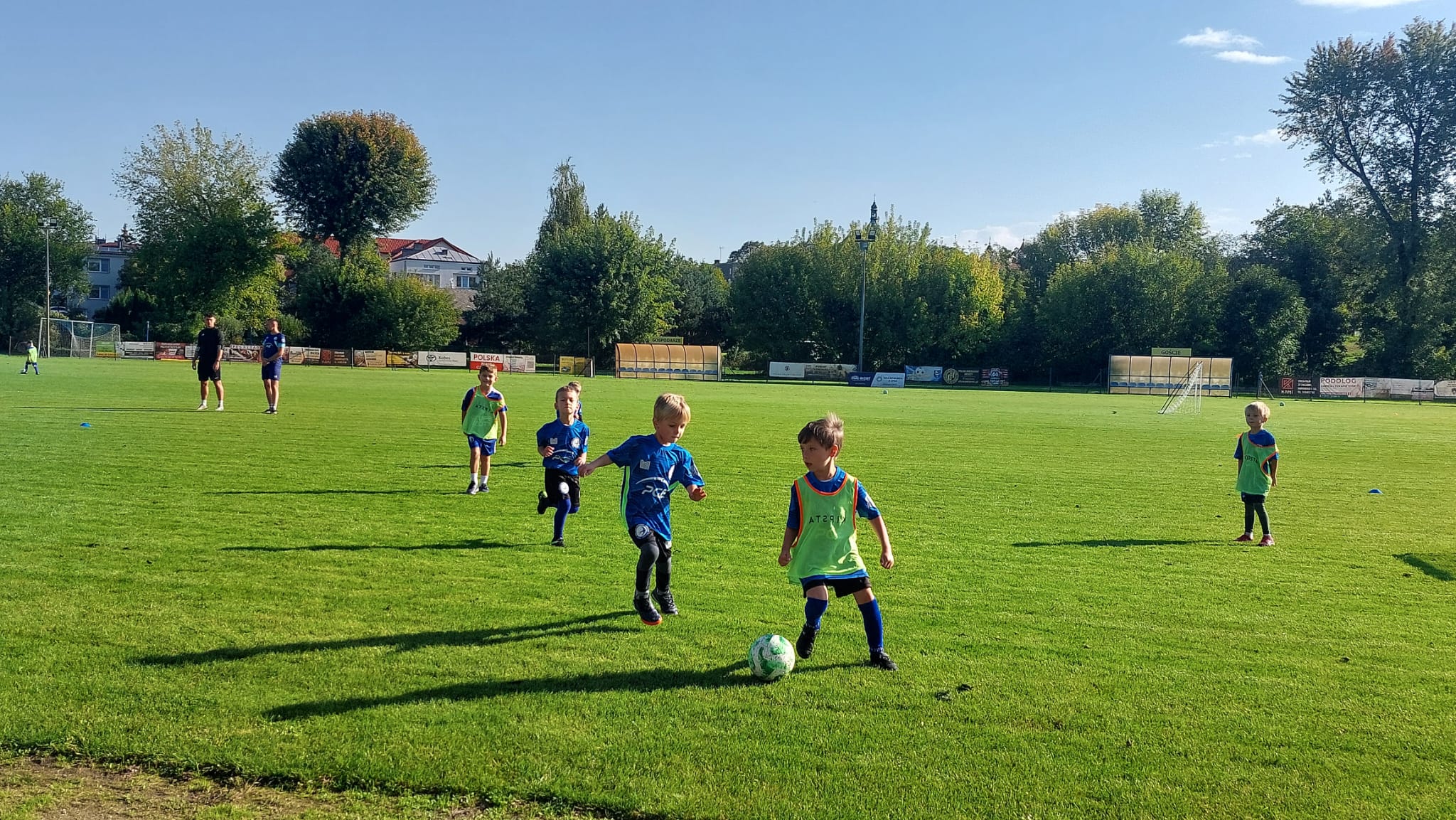 Skrzaty Akademii Unii Tarnów grają w piłkę podczas meczu szkoleniowego z Polanem Żabno