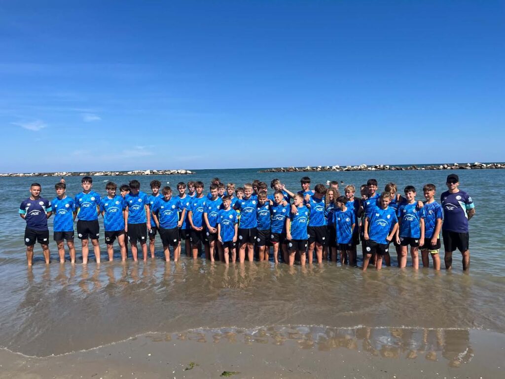 Drużyna U16 Unii Tarnów podczas obozu we Włoszech, w koszulkach z logo PGE