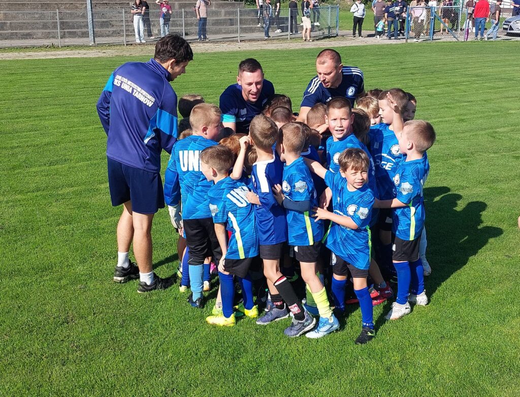Żaki U8 Akademii Unii Tarnów i trenerzy podczas odprawy przed meczem z Polanem Żabno