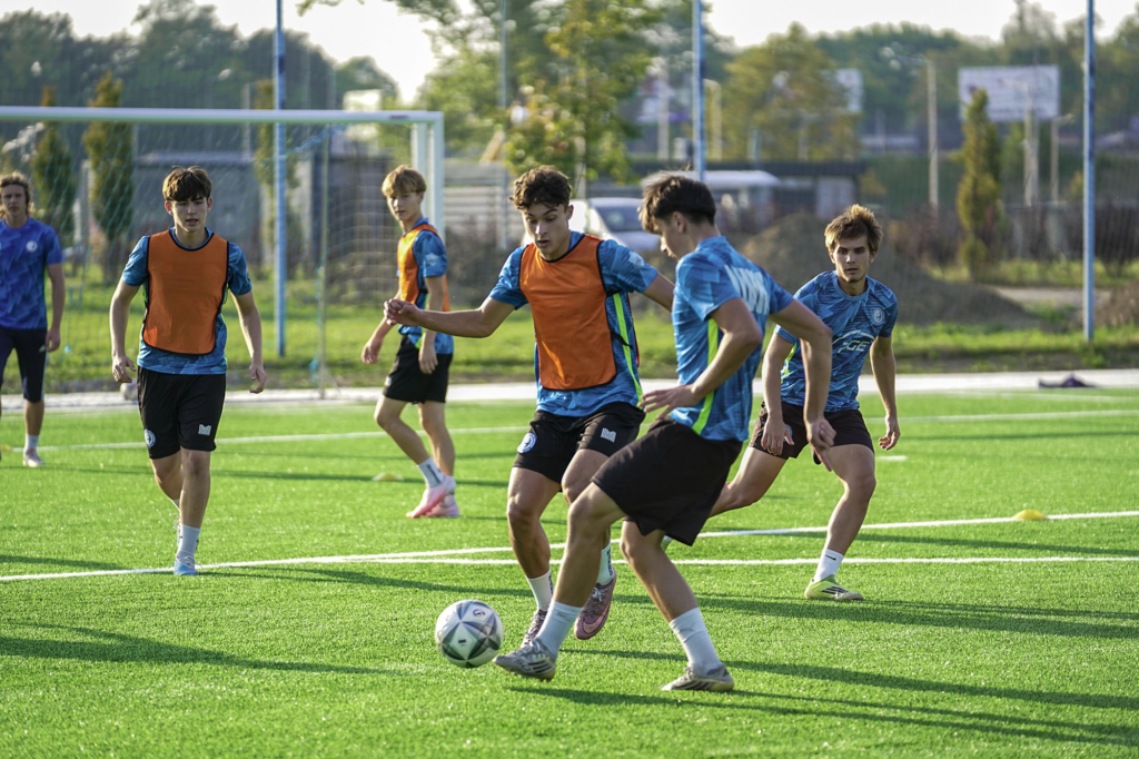 Zawodnicy Unii Tarnów rywalizują o piłkę podczas gry treningowej.