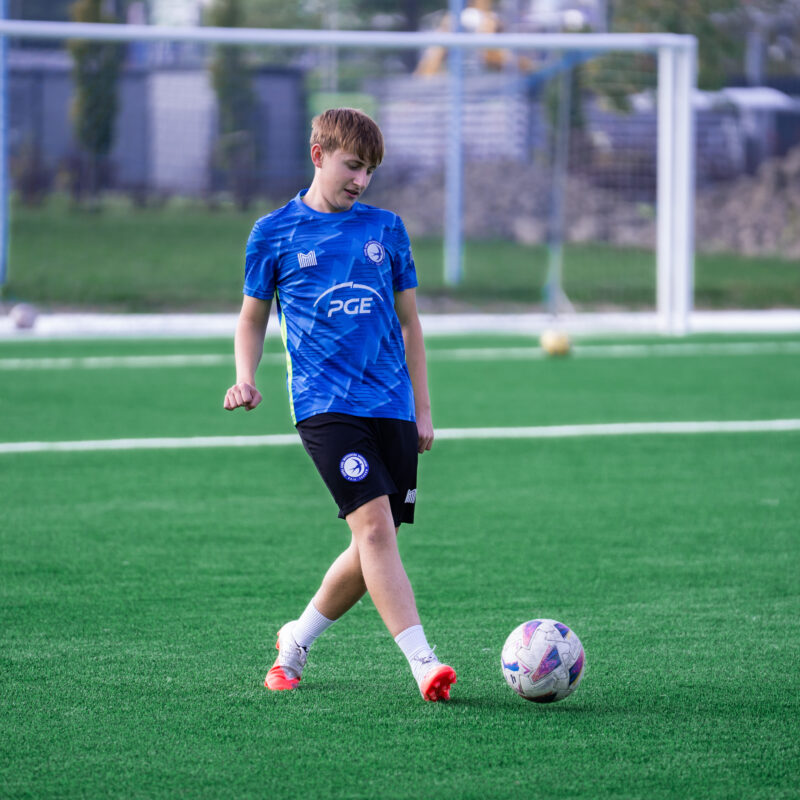 Zawodnik juniorów młodszych Unii Tarnów podczas treningu. Zdjęcie archiwalne z 5 października 2026.