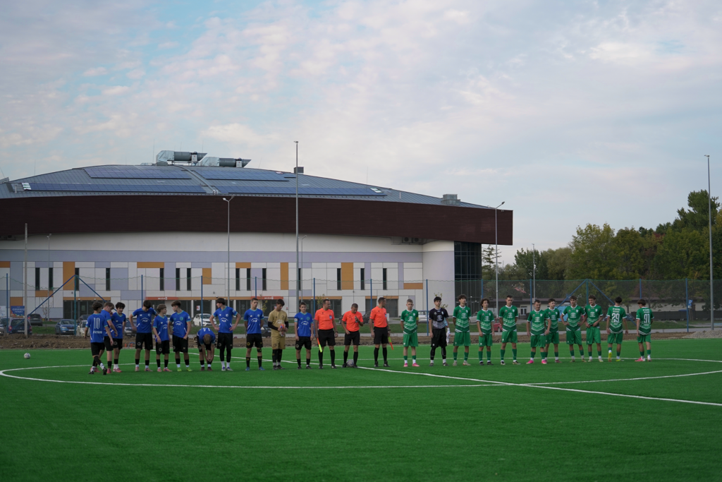 Drużyny Unii Tarnów i Okocimskiego Brzesko oraz sędziowie ustawieni na boisku przed meczem.